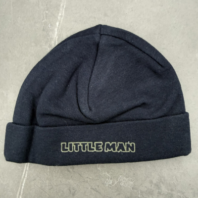 Babymutsje "Little man"